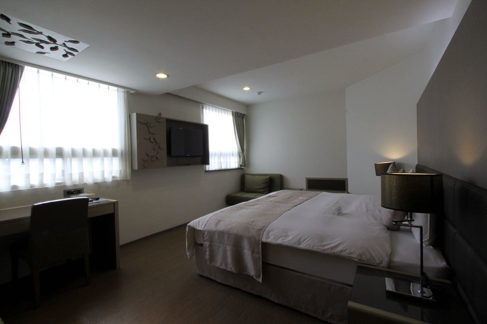 Shin Yuan Celeb Metro Hotel Hsinchu City Exterior photo